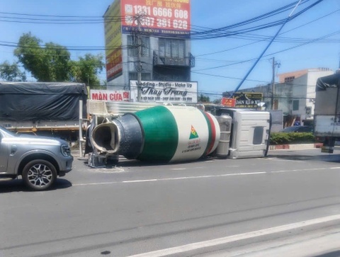 Xe bon dam gay cot den o TP.HCM hinh anh