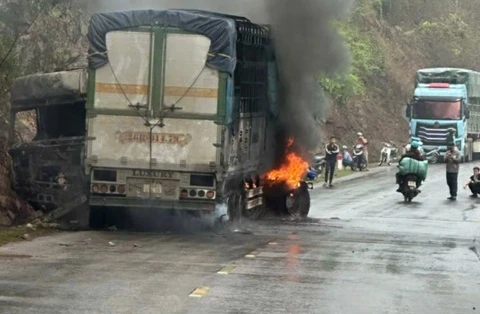 Xe dau keo tu gay tai nan roi boc chay tren quoc lo hinh anh