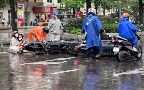 Mua lon bat ngo, nhieu tai nan lien hoan tren pho di bo Nguyen Hue hinh anh