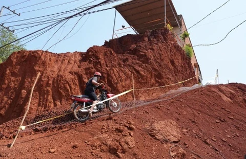 Dien bien moi vu 8 nha dan 'treo cao' o Dong Nai hinh anh