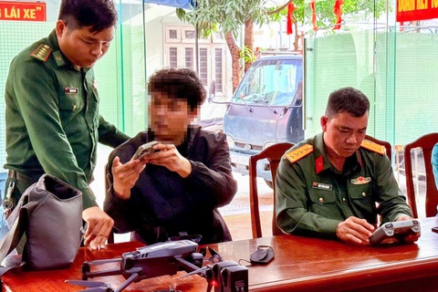 Du khach nuoc ngoai dieu khien drone trong khu vuc cam o Da Nang hinh anh