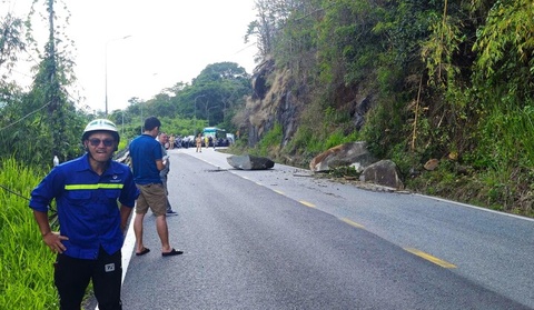 Di chuyen khoi da 16 tan chenh venh tren deo uy hiep nguoi qua lai hinh anh