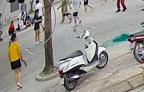 Dang dao cung con, bac si kip cuu nguoi dan ong nga quy tren san bong hinh anh