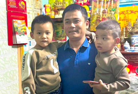 Dai uy cong an cuu hai chau be thoat chet trong gang tac hinh anh