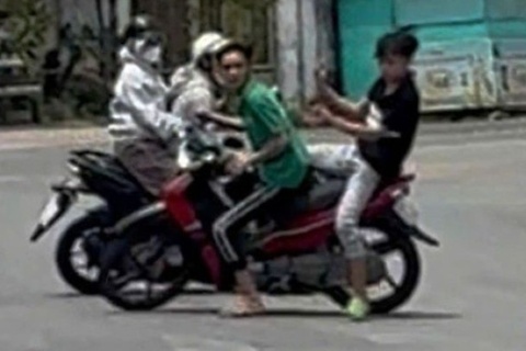 Hai nguoi di xe may bi duoi danh tren duong o TP.HCM hinh anh