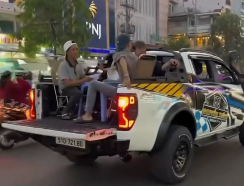 Tuoc bang tai xe cho nhom nguoi an uong tren thung xe ban tai o TP.HCM hinh anh