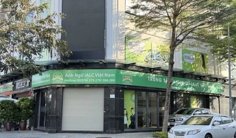 Mot trung tam ngoai ngu dot ngot dong cua, co dau hieu lua dao hinh anh