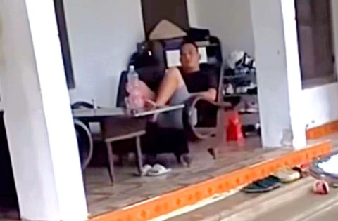 Do xe ban tai chan ngo, chu xe than nhien ngoi hien nha mac ke hinh anh