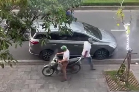 Khoi to 2 nguoi di xe may hanh hung tai xe oto o TP.HCM hinh anh