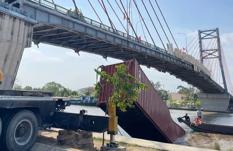 Xu phat tai xe tau lam roi container xuong kenh Cho Gao hinh anh