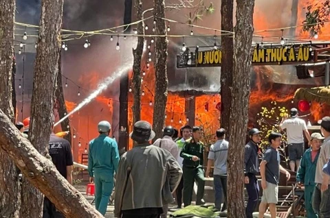 Chay lon o Khu pho dem Mang Den hinh anh