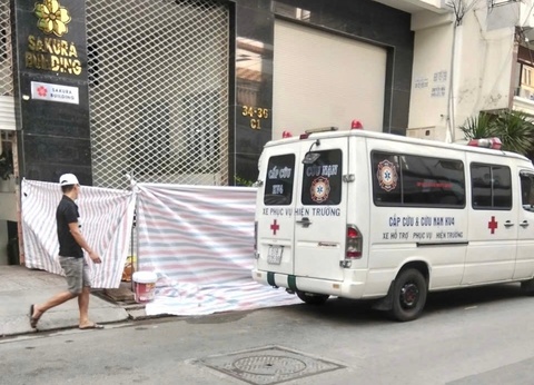 Nam sinh bat ngo tu vong tren via he TP.HCM hinh anh