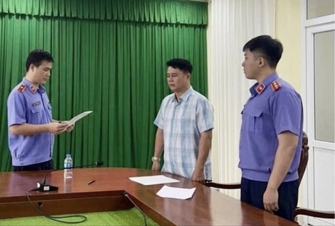 Tuoc danh hieu CAND hai can bo vu nu sinh tu vong o Vinh Long hinh anh