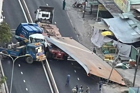 Tam thep 10 tan de nat cabin, tai xe xe rac tu vong tai TP.HCM hinh anh