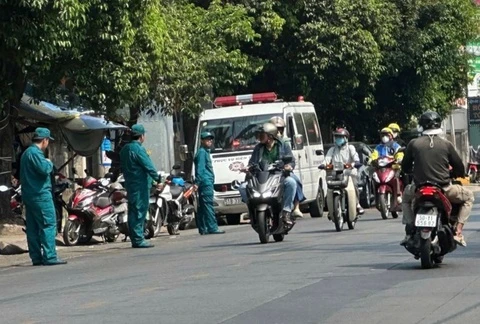 Nguoi dan ong dot tu tren via he o TP.HCM hinh anh