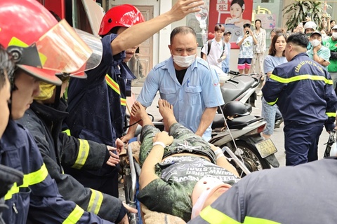 Giai cuu nam thanh nien mac ket trong thang may cho hang hinh anh