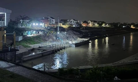 Trang dem tim 3 me con nghi gieo minh xuong song Hong hinh anh