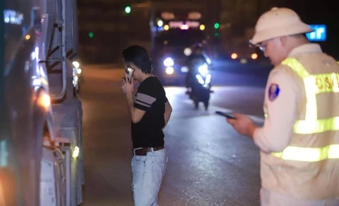 Bi CSGT tuyt coi, tai xe goi dien lien tuc 15 phut hinh anh