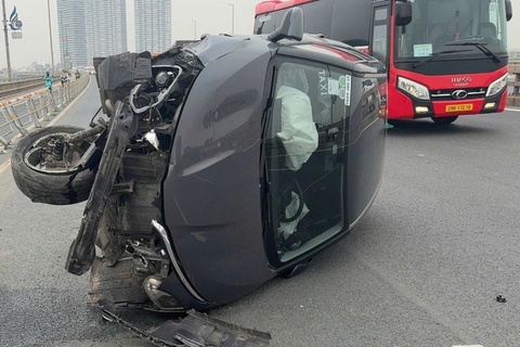 Tai xe taxi buon ngu dam do rao chan hinh anh