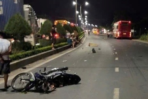 Di xe may nguoc chieu tren quoc lo, mot nguoi bi xe khach tong tu vong hinh anh