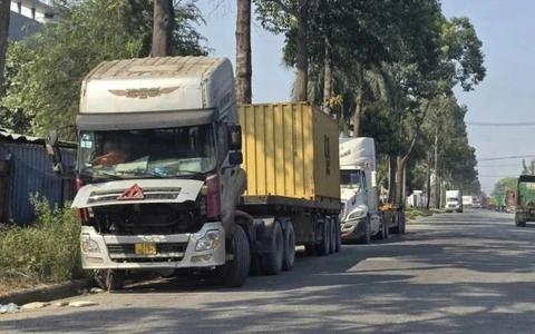 Thieu bai dau xe quanh cang Cat Lai hinh anh