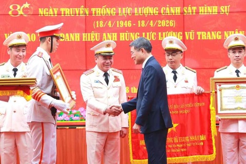 Giam doc Cong an Ha Noi nhan danh hieu Anh hung LLVT Nhan dan hinh anh
