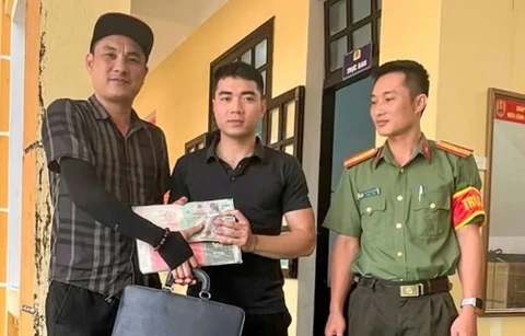 Thanh nien chay bo nhat duoc chiec cap co hang tram trieu hinh anh