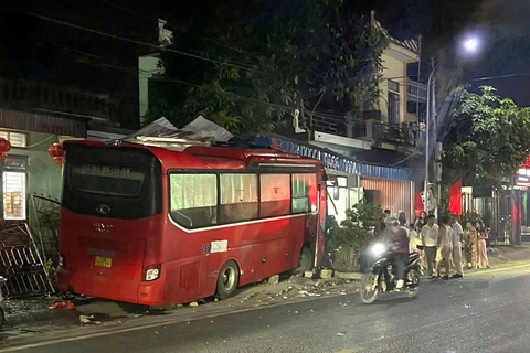 Xe khach tong vao nha dan hinh anh