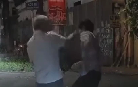 Nguoi lai Mercedes gay tai nan, danh tai xe taxi hinh anh