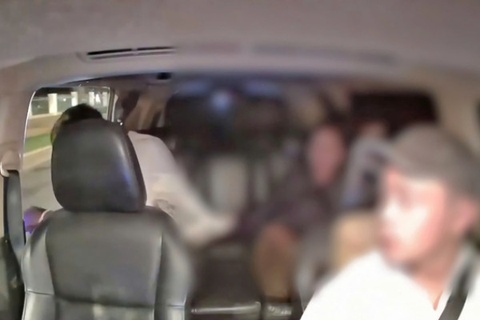 Nguoi dan ong ngoai quoc nhay khoi oto sau khi cai nhau voi ban gai hinh anh