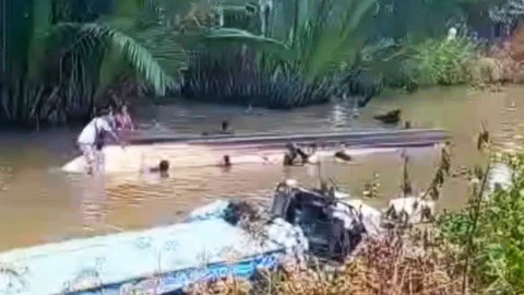 Lat vo lai o Ca Mau, 6 khach du lich roi xuong song hinh anh
