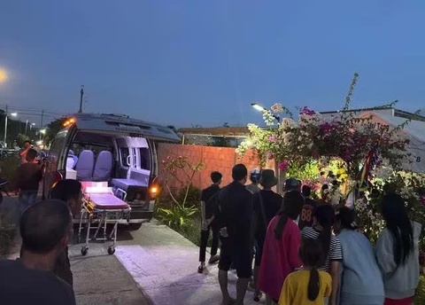 Nguoi dan ong bi ban nhau tim den nha dam tu vong hinh anh
