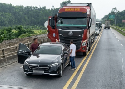 Tai xe Mercedes khai ly do chan dau ca dong xe tren cao toc Noi Bai - Lao Cai hinh anh