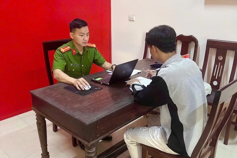 Trieu tap nguoi xong vao quan bida, danh toi tap nu nhan vien hinh anh