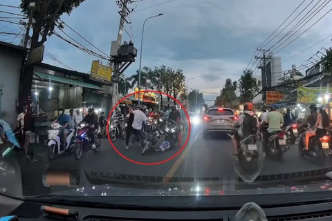 Cong an vao cuoc vu nguoi dan ong cho bia bi danh giua duong hinh anh