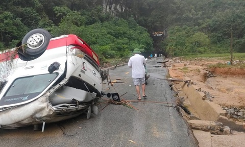 Mua lu va dong loc danh chim tau, cuon troi oto, thiet hai hon 10 ty dong hinh anh