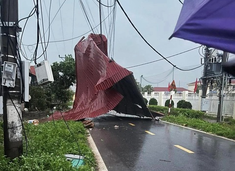 Dong loc quet qua Quang Ninh, cuon bay mai ton nha dan hinh anh