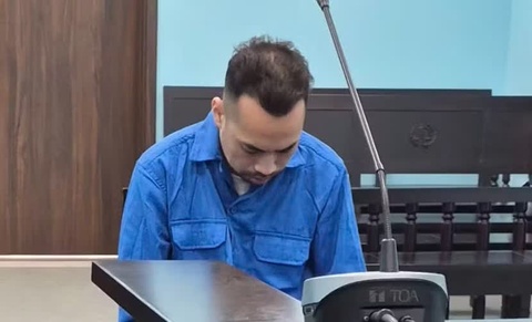 Nu giam doc bi doi tac va dong bon danh, dua len oto hinh anh