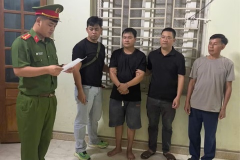 Pha duong day lam gia gan 10.000 giay to, CCCD gan chip hinh anh