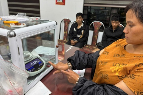 Cong an bao vay nhieu lop, boc go cac mat xich duong day ma tuy hinh anh