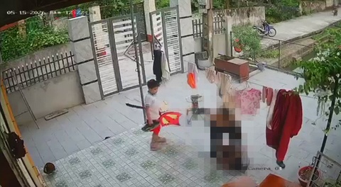 Nghi trom dieu, be trai bi danh toi nhap vien hinh anh