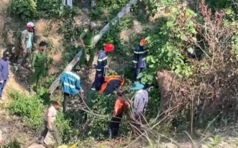 Dap xe 'phuot' qua deo, 2 hoc sinh lao xuong vuc sau 50 m hinh anh