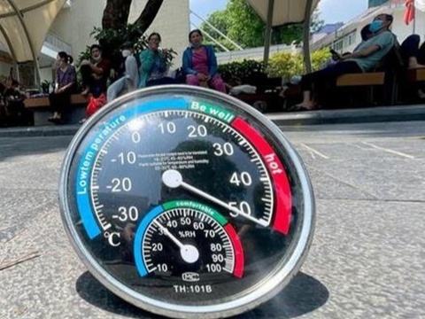 Nang nong lan rong toan mien Bac, TP.HCM mua rao va dong vai noi hinh anh
