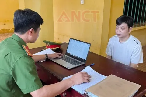 Khoi to them hanh vi lua dao cua cuu giam doc kinh doanh hinh anh