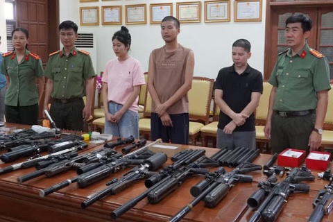 Co gai 21 tuoi tham gia duong day che tao, mua ban vu khi quan dung lien tinh hinh anh