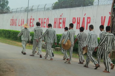 Khi nao pham nhan duoc khen thuong, bieu duong? hinh anh