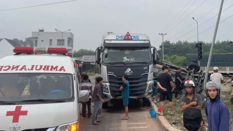 Người dân giải cứu nạn nhân vụ lật ôtô