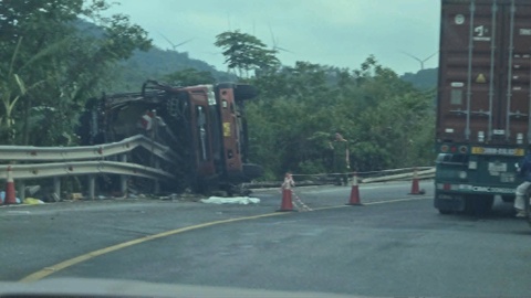 Xe tai dam vao lan can tren Quoc lo 9, 3 nguoi thiet mang hinh anh