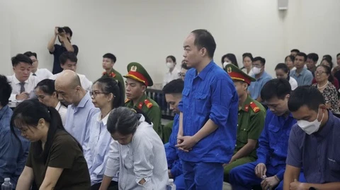 2 cựu cán bộ hải quan hầu tòa vụ doanh nghiệp thông quan hàng trái quy định
