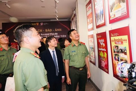 Trưng bày sách, báo, ảnh khắc họa chân dung chiến sĩ Công an Thủ đô